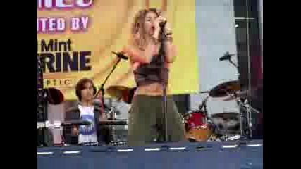 Shakira, Live Gma 2005