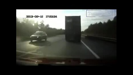 Шофьор на Тир скача през предното стъкло при катастрофа в русия