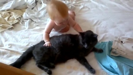 Бебе си играе с търпението на едно коте