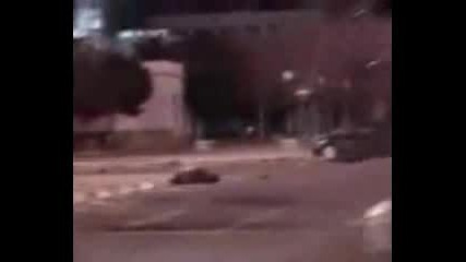 Кола Блъска Мотор На Кръстовище
