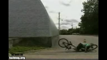 Байкър скача и колелото му се разпада!!