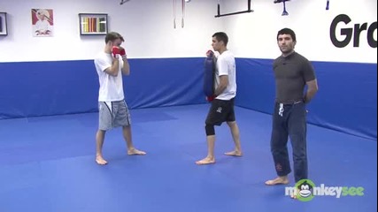 Muay Thai Kickboxing - How to Throw a Knee Strike