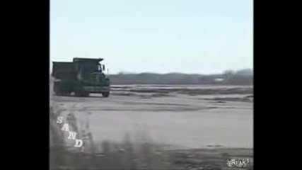 Камион се удря директно в стена от бетон