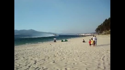 Самолет каца на брега на плажа 