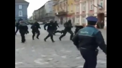 румънски полицаи се излагат
