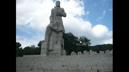 На Паметника на Христо Ботев в Калофер 