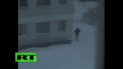 Луди руснаци скачат от 5 - етажна сграда в сняг 