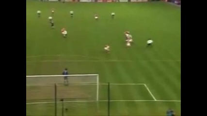 Вижте паметия гол на Гигс срещу Арсенал през 1999 - а година