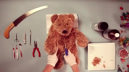 Операция върху плюшена играчка.