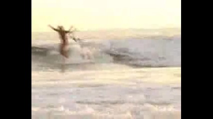 Най - лудият сърфист на Земята