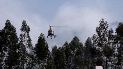 Пилот на хеликоптер показва много смелост и умение по време на огнеборна мисия !!!
