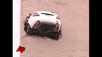 Американец паркира в стената на паркинг ! Смях ! 
