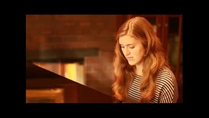 Момиче изпълнява изумитено песента на Taylor Swift , Safe and Sound