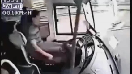Ужасна катастрофа изсмука през прозореца шофьор на автобус