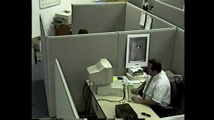 Ядосан мъж чупи служ. си компютър