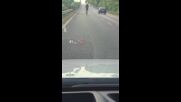 Моята новина: Младежи с тротинетка на главния път София-Варна