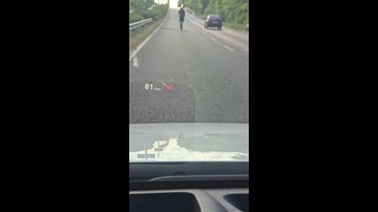 Младежи с тротинетка на главния път София-Варна
