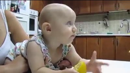 Реакцията на бебе след като опитва лимон