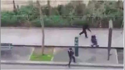 Вижте как джихадистите разстрелват полицай от упор пред редакцията на Шарли Ебдо.18+