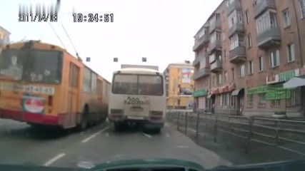 С виртуозна и рискована маневра автобус се измъква на косъм от кръстовище !