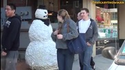 Лудият снежен човек плаши хората ( смях )