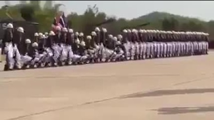 Войници с голям талант правят шоу на парад !