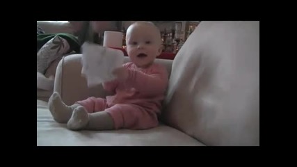 Бебе се смее при късането на хартия :d