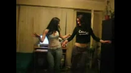 Две Момичета Танцуват