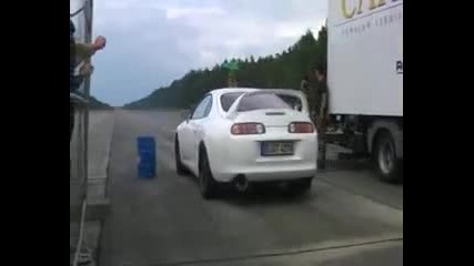 Toyota Supra срещо Mercedes Clk V8 Kompressor 