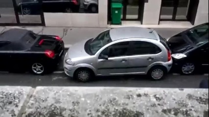 Жена паркира паралелно (успоредно) между две коли дали ще се справи?