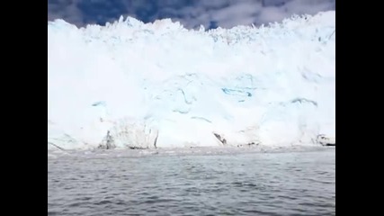 Айсберг образува цунами