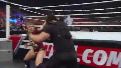 Ryback спасява Ric Flair от The Shield