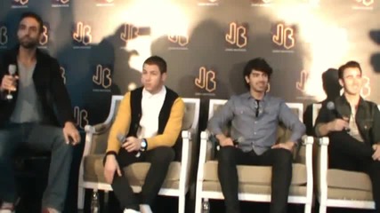 Jonas Brothers на конференция в Мексико за предстоящото турне