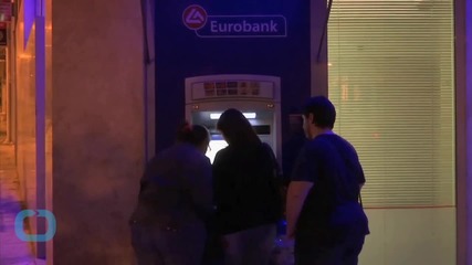 Greeks Withdraw Cash Ahead of Referendum Fearing Capital Controls