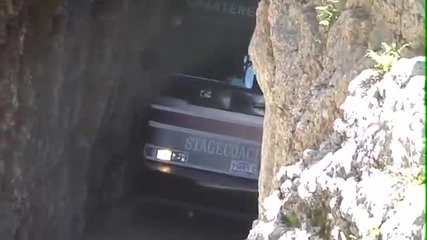 Много добър шофьор на автобус ... излезе без драскотина.