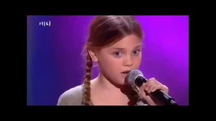 Малко момиченце пее изумително .. Chelsea
