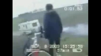 А сега, кой кого дърпа смях :d 