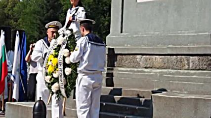Варна отбеляза празника с цветя и военен ритуал
