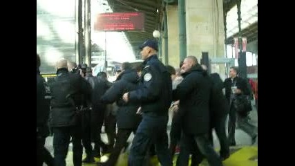 Викове и крясъци от фенове на One Direction на Gare du Nord в Париж