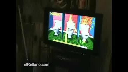 Жена Се Кефи На Забавна Игра За Момчета