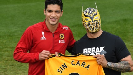 Sin Cara lleva suerte a Raúl Jiménez: WWE Ahora