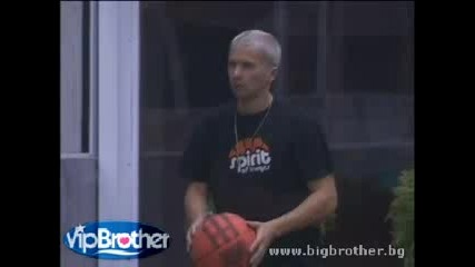 Vip Brother 3 - Део играе баскетбол