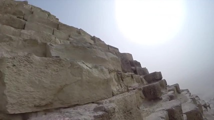 Екстремно изкачване на една от пирамидите в Гиза - 146 метра