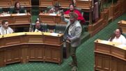 Новозеландски депутат танцува хака преди да положи клетва към Чарлз III (ВИДЕО)