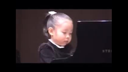 5 Годишна Пианистка Изпълнява Бах 