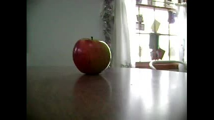 Момче цепи ябълка с пръста си
