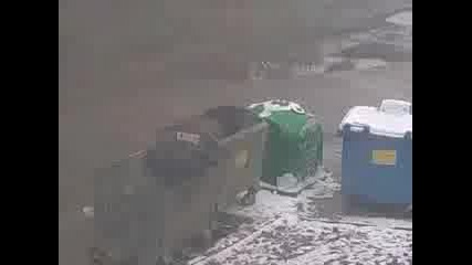 Гмуркане на ром в кофа за боклук