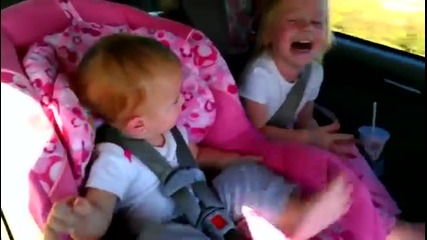 Бебе спи спокойно в колата, но когато музиката започва реакцията му е изненадваща
