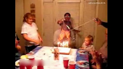 Мъж Се Запалва Като Свещ На Рождения Си Ден!