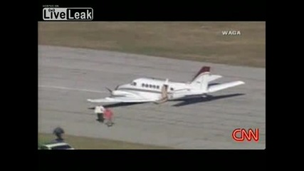 Пилот приземява аварийно самолет по корем